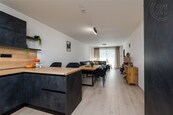Pronájem moderního řadového domu v klidné zástavbě rodinných domů, cena 45000 CZK / objekt / měsíc, nabízí