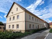 Dům zahrnující 2 byty, kanceláře, další prostory k přestavbě a řadové garáže, cena cena v RK, nabízí 